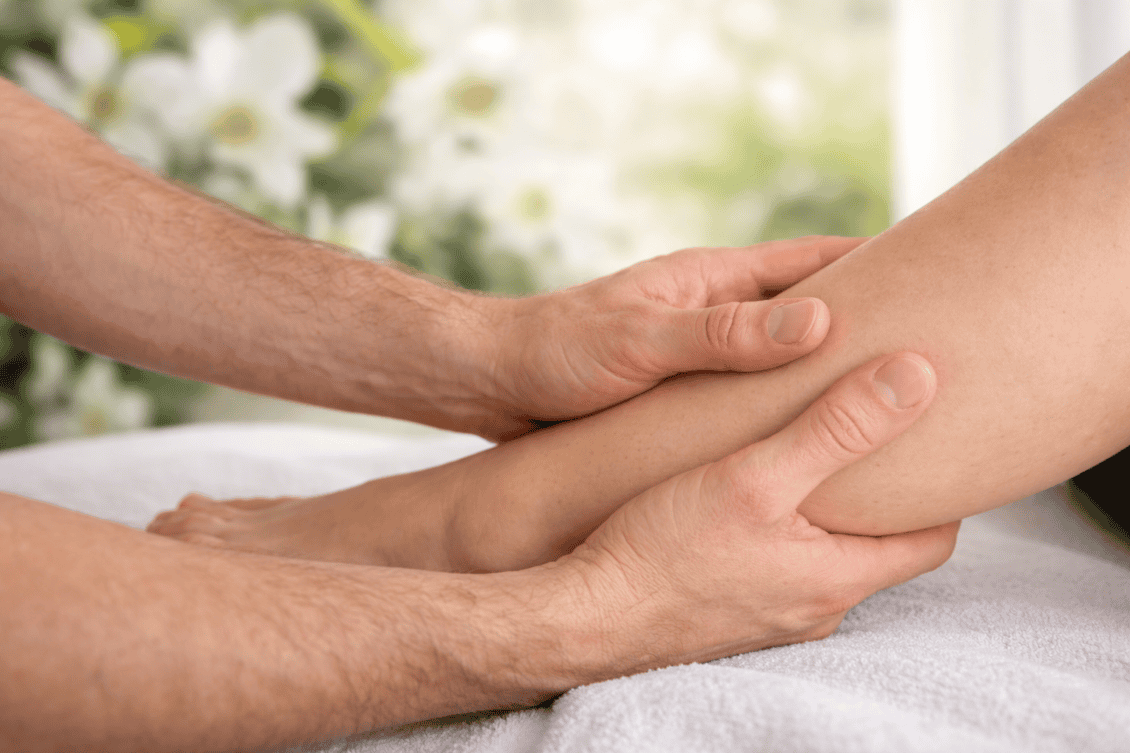 Lymphdrainage an einem Bein